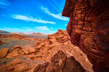 Boulder City Nevada 'daki Redstone Dune' un engebeli güzelliğini görün. Sersemletici kızıl kaya oluşumlarını keşfedin ve açık mavi gökyüzünün altında geniş çöl manzaraları macera arayanlar için mükemmeldir..
