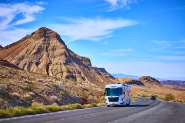 Nevada 'daki Northshore Road' da bir karavanın canlı mavi gökyüzünün altındaki çarpıcı bir dağı aşarak çöl macerasına çıktığı manzaralı bir yolculuk. Yolculuk ve seyahat meraklıları için mükemmel..