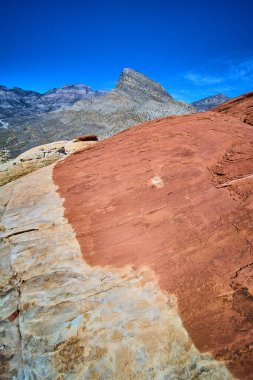 Nevada semaları altında Red Rock Canyons kumtaşı oluşumlarının canlı renklerinin tadını çıkarın. Turtlehead Tepeleri 'ni keşfedin. Las Vegas yakınlarındaki engebeli güzellik. Doğa severler ve maceracılar için bir cennet..