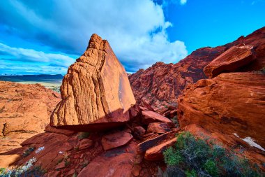 Las Vegas yakınlarındaki Red Rock Kanyonu 'nun ateşli özünü keşfedin. Jagged kumtaşı oluşumları parlak çöl gökyüzünün altında parıldıyor, Amerika 'nın güneybatısının engebeli güzelliğini yakalıyor..