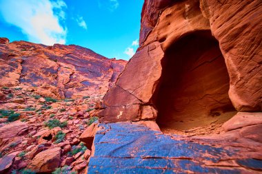 Kızıl Kaya Kanyonu, Nevada 'daki hayranlık uyandıran kırmızı kaya oluşumlarını ve doğal mağaraları keşfedin. Bu çarpıcı çöl manzarasında canlı mavi gökyüzünün altında maceranın özünü yakala..