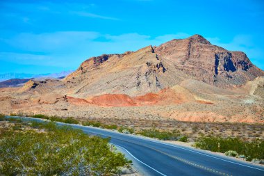 Nevadas Northshore Yolu 'nun engebeli güzelliklerinde dolaşın, dolambaçlı yolların çarpıcı mavi gökyüzü altında buluşup macera ve keşif ruhunu somutlaştırdığı yerde..
