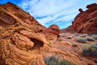 Nevada, Boulder City 'deki büyüleyici Redstone Dune' u keşfedin. Görkemli kırmızı kumtaşı oluşumları, canlı mavi gökyüzü ile buluşuyor. Amerikan Güneybatısının zamansız güzelliğini ve yalnızlığını somutlaştırıyor.