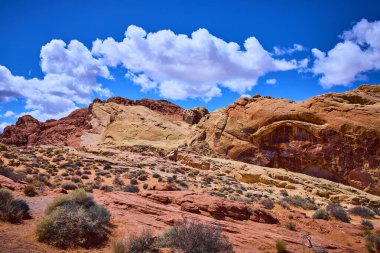 Nevada Moapa Vadisi 'ndeki nefes kesici Ateş Vadisi' ni keşfedin. Açık mavi gökyüzünün altındaki engebeli kırmızı kaya oluşumlarına hayret ediyorum. Doğanın güzelliği ve macerası çöl güzelliğinin ortasında bekliyor..