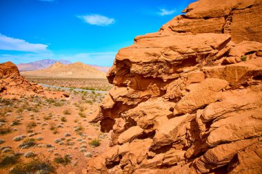 Nevada, Boulder City 'deki Redstone Dune' un engebeli güzelliğini keşfedin. Canlı kumtaşı oluşumları, sakin mavi gökyüzü ile buluşur. Bu çarpıcı çöl manzarasında macera ve sükuneti davet eder..