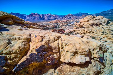 Las Vegas yakınlarındaki Red Rock Kanyonu 'nun nefes kesici güzelliğini keşfedin. Görkemli kumtaşı oluşumları ve engebeli dağ zirveleri berrak mavi gökyüzü altında macera ve sükuneti çöle davet eder..
