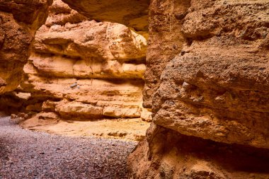 Boulder City Nevada 'daki Baykuş Kanyonu' nun engebeli güzelliğini keşfedin. Güneşli kaya oluşumları, zengin toprak tonlar ve dolambaçlı yollar bu çarpıcı çöl manzarasında macera ve huşu davet ediyor..