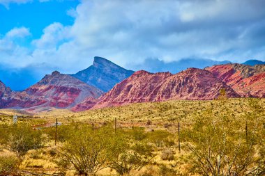 Las Vegas yakınlarındaki Red Rock Kanyonu 'nun nefes kesici güzelliğini tecrübe edin. Engebeli kızıl dağlara ve sonsuz mavi gökyüzüne, doğa meraklıları ve maceracılar için mükemmel..