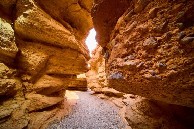 Nevada, Boulder City 'deki nefes kesici Baykuş Kanyonu' nu keşfedin. Sersemletici tortul kaya tabakalarında dolaşın ve kendinizi bu görkemli çöl manzarasının saf güzelliğine daldırın..