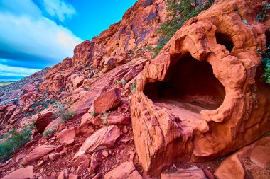 Nevada Red Rock Kanyonu 'nun nefes kesici güzelliğini keşfedin. Canlı kırmızı ve turuncu kaya oluşumları, açık mavi gökyüzüne karşı, maceraya davet eden ve zamansız sanat eserleri sergileyen..