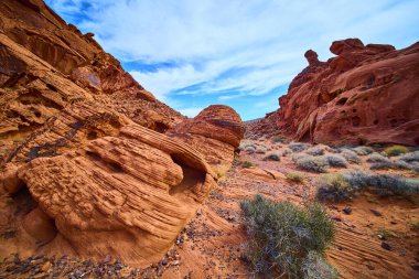 Boulder Citys Redstone Dune 'un nefes kesici güzelliğini tecrübe edin. Nevada Çölü 'nde maceranın doğayla buluştuğu canlı mavi gökyüzü altında canlı kumtaşı oluşumlarına hayret ediyorum..