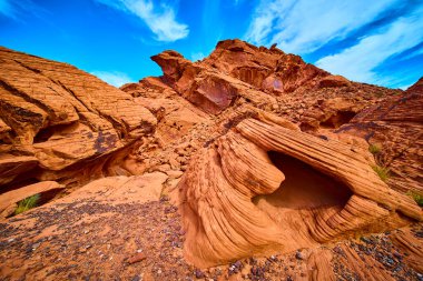 Nevada, Boulder City 'nin engebeli güzelliğini Redstone Dune oluşumlarıyla keşfedin. Canlı mavi bir gökyüzünün altında erozyon oymalı kumtaşının ebedi cazibesini tecrübe edin. Doğa için mükemmel.