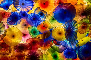 Las Vegas Bellagio Gardens 'da canlı cam çiçek tavan kurulumu. Renklerden ve ışıktan oluşan bir kaleydoskop ruhani bir parıltı yaratır, zarif bir sanat ve modern tasarım sergiler..