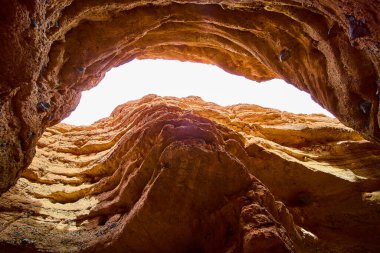 Nevada, Boulder City 'deki Baykuş Kanyonu' nun saf güzelliğini keşfedin. Bu çarpıcı çöl manzarasında keşif ve maceraya davetiye çıkaran engebeli kaya oluşumlarının güneş ışığıyla aydınlanın..