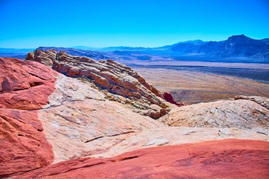 Las Vegas yakınlarındaki Red Rock Kanyonu 'nun canlı renklerinin tadını çıkarın. Uçsuz bucaksız kumtaşı oluşumlarına ve parlak mavi gökyüzünün altındaki geniş çöle hayranlık duymak macera ve keşif meraklıları için mükemmeldir..