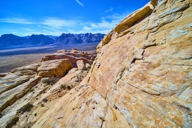 Las Vegas yakınlarındaki Red Rock Kanyonu 'nun engebeli güzelliğini keşfedin. Görkemli kumtaşı oluşumları ve sivri dağlar macerayı ve keşfi davet eden nefes kesici bir çöl manzarası yaratır..
