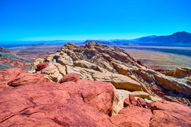 Nevada 'daki Kızıl Kaya Kanyonu' nun çarpıcı kumtaşı oluşumlarını araştırın. Parlak renklere ve berrak mavi gökyüzünün altındaki engin çöl manzarasına hayret ederek Amerika 'nın güneybatısının özünü yakalıyor..
