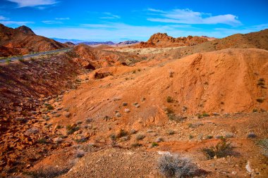 Parlak kırmızı tepelerin açık mavi gökyüzüyle buluştuğu Northshore Yolu 'ndaki nefes kesen Nevada çölüne doğru bir yolculuk. Bu çarpıcı kurak manzaranın yalnızlığını ve macerasını yaşayın..