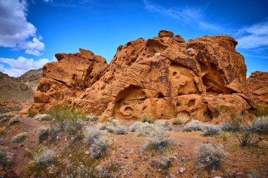 Nevada, Boulder City 'de, canlı mavi gökyüzü altında Redstone Kumulları' nın aşınarak aşındığı hayranlık uyandıran kumtaşı oluşumlarını deneyin. Maceracılar ve doğa meraklıları için mükemmel.