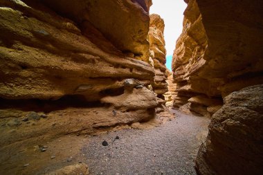 Nevada, Boulder City 'deki Baykuş Kanyonları' nı keşfedin. Macera arayanlar ve doğa severler için mükemmel olan bu büyüleyici doğa harikasında ışık ve gölge oyununu deneyimleyin..