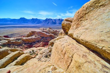 Las Vegas, Nevada yakınlarındaki Red Rock Kanyonu 'nun çarpıcı kumtaşı oluşumlarını araştırın. Bu çöl manzarasının canlı renklerinin ve engebeli güzelliğinin tadını çıkarın. Macera ve yalnızlık için mükemmel bir zemin..