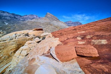 Las Vegas yakınlarındaki Red Rock Kanyonu 'nun canlı güzelliğinin tadını çıkarın. Turtlehead Jr ve Turtle Head Peak 'in çarpıcı kırmızı ve turuncu renkleri Nevada Çölü' nün engin mavi gökyüzünün altında maceraya davetiye çıkarıyor..