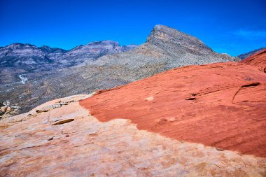 Las Vegas yakınlarında canlı kumtaşı oluşumları ve engebeli zirveleriyle Red Rock Kanyonu 'nun nefes kesici güzelliğini tecrübe edin. Nevadas 'ı keşfeden maceraperestler ve doğa severler için mükemmel.