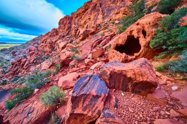 Las Vegas yakınlarındaki Red Rock Kanyonu 'nun çarpıcı kızıl kaya oluşumlarını araştırın. Doğal güzellik ve macera engebeli uçurumların ve parlak mavi gökyüzünün altında canlı çöl manzaralarının arasında bekliyor..