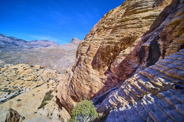 Kızıl Kaya Kanyonu, Nevada 'nın görkemli manzarası, Turtlehead Tepesi' nin yüksek katmanlarını canlı mavi gökyüzüne karşı sergiliyor. Macera, keşif ve doğal güzellik temaları için mükemmel..