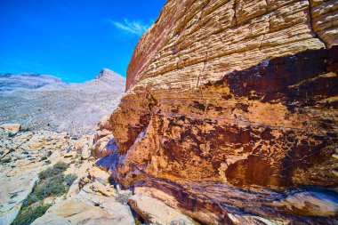 Nevada 'daki Red Rock Kanyonu' nun nefes kesici güzelliğini keşfedin. Canlı mavi gökyüzüne karşı yükselen yüksek çizgili kaya oluşumlarına hayret ederek macera ve doğal harikanın özünü yakalıyorlar..