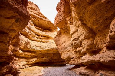 Nevada, Boulder City 'deki Baykuş Kanyonu' nun görkemli güzelliğini keşfedin. Zengin toprak tonlarında yükselen tortulu kaya oluşumlarını tecrübe etmek maceraya davetiye çıkarmak ve doğanın zamansız sanatsallığını sergilemek..