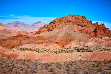 Nevadas Northshore Yolu 'nun dramatik kızıl kaya oluşumlarını keşfedin. Engebeli çöl arazisi canlı mavi gökyüzü ile buluşuyor. Macera ruhunu ve el değmemiş manzaraların güzelliğini somutlaştırıyor..