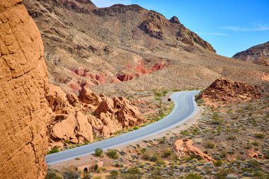 Boulder City 'den geçen dolambaçlı yolu araştır Nevadas Redstone Dune. Parlak mavi gökyüzünün altındaki bu uçsuz bucaksız çöl manzarasının macera ve yalnızlığını kucakla. Yolculuk meraklıları için mükemmel..