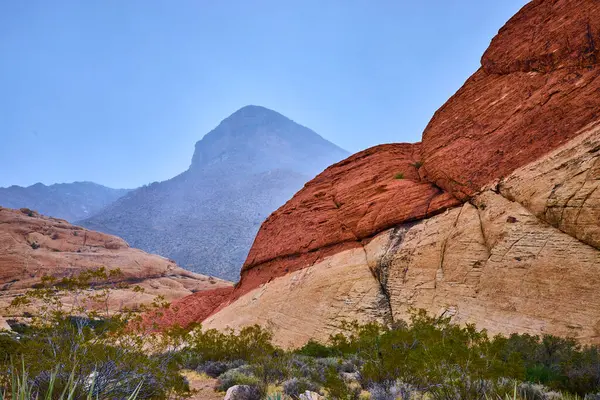 Las Vegas yakınlarındaki Red Rock Kanyonu 'nun nefes kesici güzelliğini tecrübe edin. İkonik kırmızı kaya oluşumlarına ve sisle kaplı mistik Kaplumbağa Kafa Tepesi 'ne hayranlık duyun. Macera ve doğa temaları için ideal.