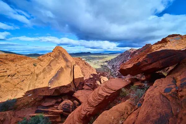Las Vegas, Nevada yakınlarındaki Red Rock Kanyonu 'nun hayranlık uyandıran güzelliğini keşfedin. Uçsuz bucaksız mavi gökyüzünün altındaki alev kayaları oluşumlarının canlı kırmızı ve portakallarının tadını çıkarın. Seyahat meraklıları için mükemmel..