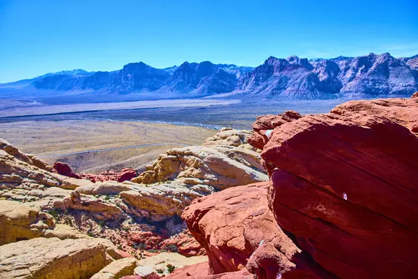 Nevada 'daki Red Rock Kanyonu' nun nefes kesici güzelliğini keşfedin. Engebeli kırmızı kumtaşı oluşumları ve geniş düzlükler Las Vegas yakınlarında macera ve keşif için çarpıcı bir zemin oluşturur..