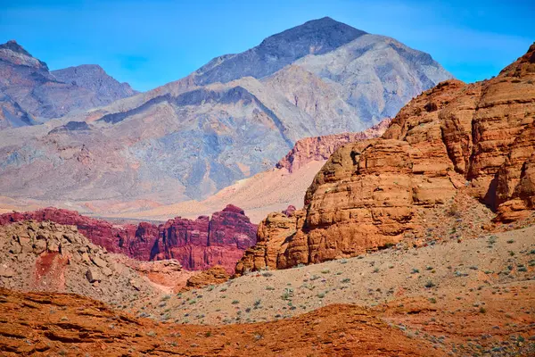 Nevadas Çölü 'nün Northshore Yolu' ndaki çarpıcı kızıl kaya oluşumlarını araştırın. Engebeli dağlar ve canlı renkler doğanın sonsuz güzelliğini ve ham gücünü yakalar..
