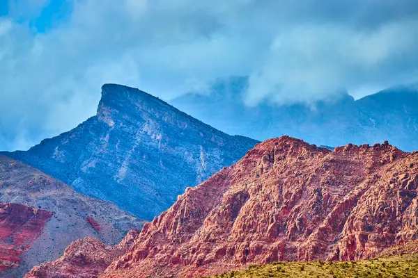 Kızıl Kaya Kanyonu 'nun nefes kesen manzaralarına dalın. Kırmızı renkli engebeli oluşumlar ve görkemli kaplumbağa kafası zirvesi. Las Vegas, Nevada yakınlarındaki doğal güzellik ve macerayı tecrübe edin..
