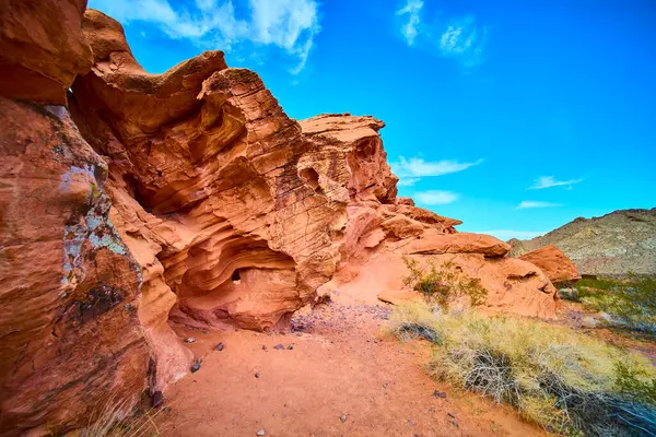 Redstone Dune Nevada, Boulder City yakınlarında canlı bir mavi gökyüzünün altında dimdik duruyor. Karmaşık kırmızı kumtaşı oluşumları çölün ortasındaki erozyon ve güzelliğin ebedi hikayesini anlatıyor..