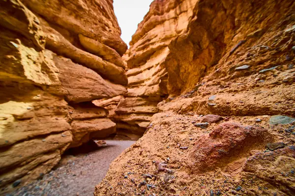 Nevada, Boulder City 'deki Baykuş Kanyonu' nun nefes kesici güzelliğini keşfedin. Yüksek kaya oluşumlarını, canlı renkleri ve bu büyüleyici çöl manzarasının dingin yalnızlığını tecrübe edin. Tam oldu.