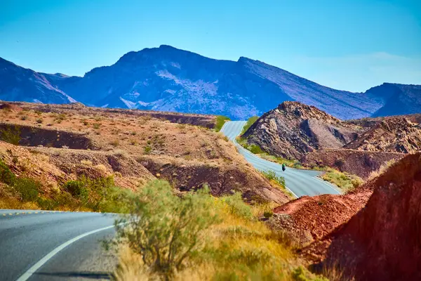 Northshore Road, Nevada 'da özgürlüğün heyecanını yaşayın. Yalnız bir motosikletçi, parlak bir gökyüzü altında engebeli çöl arazisinde keşif ve maceraya atılmaya cesaret eder..