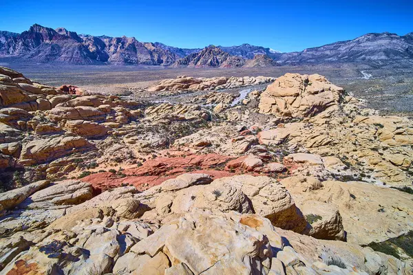 Las Vegas yakınlarındaki Red Rock Kanyonu 'nun nefes kesici güzelliğini tecrübe edin. Nevada vahşi doğasının canlı, renkli kaya oluşumlarına ve hayranlık uyandıran manzarasına hayret ediyorum. Doğa aşıkları için mükemmel..