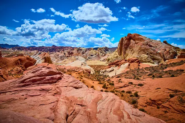 Nevada Moapa Vadisi 'ndeki Ateş Vadisi' nin çarpıcı kızıl kaya oluşumlarını araştırın. Parlak mavi gökyüzünün altındaki bu canlı çöl manzarası doğanın güzelliğini ve macerasını davet ediyor..
