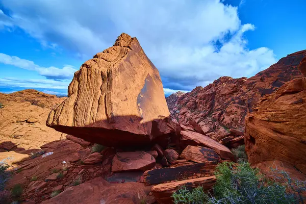 Las Vegas, Nevada yakınlarındaki Red Rock Kanyonu 'ndaki alev kayası oluşumlarının nefes kesici görüntüsü. Canlı kırmızı kumtaşı ve mavi gökyüzü macera ve sükunet için çarpıcı bir doğal zemin oluşturuyor..