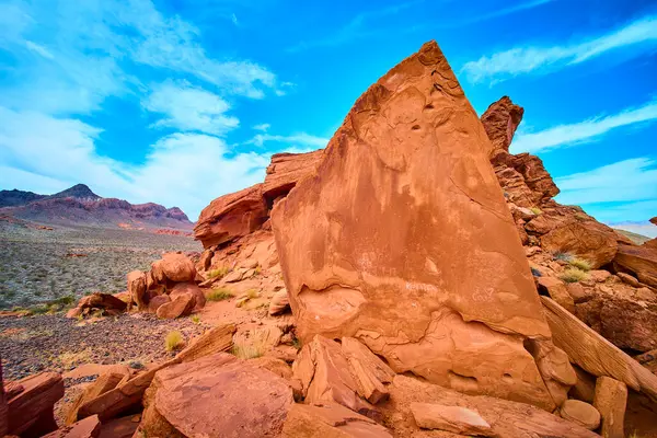 Nevada, Boulder City 'deki Redstone Dune' un ebedi güzelliğini tecrübe edin. Canlı kırmızı kaya oluşumları, genişleyen mavi gökyüzü ile tezat oluşturur. Güneybatının kalbinde sanatsal özellikler sergiler.