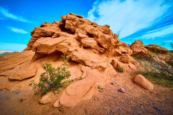 Nevada Boulder City 'deki çarpıcı Redstone Dune' u keşfedin. Açık mavi bir gökyüzünün altında engebeli kaya oluşumlarının canlı renklerine dalın. Macera ve doğa meraklıları için mükemmel..