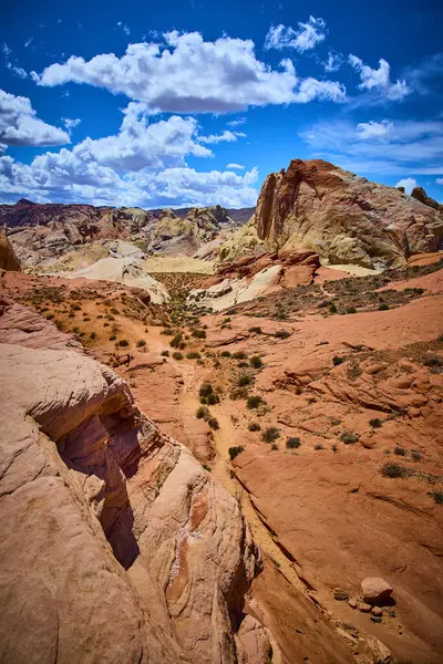 Nevada Moapa Vadisi 'nin nefes kesici güzelliğini keşfedin. Çarpıcı kırmızı kaya oluşumları ve açık mavi gökyüzüyle. Macera arayanlar ve doğa severler için mükemmel. Ateş Vadisi 'ni keşfedin.