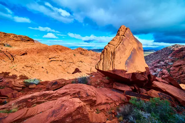 Nevada 'daki Red Rock Kanyonu' nda canlı mavi bir gökyüzü altında görkemli bir kırmızı kaya oluşumu. Çöllerin ebedi cazibesini tecrübe et. Doğal güzellik ve Las Vegas yakınlarındaki engebeli vahşi doğa..