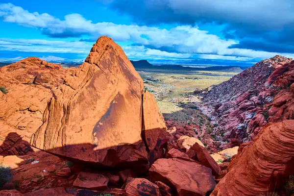 Las Vegas yakınlarındaki Nevadas çölündeki görkemli Red Rock Kanyonu 'nu keşfedin. Bu ikonik Amerikan Güneybatı harikasının ateşli renklerini ve antik jeolojik katmanlarını tecrübe edin..