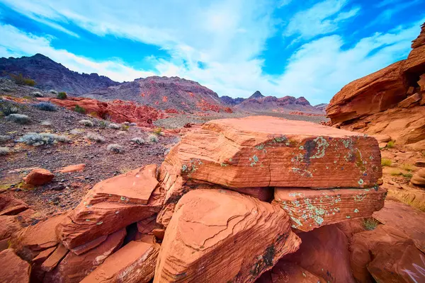 Nevada, Boulder City 'deki Redstone Dune' un nefes kesici güzelliğini görün. Engebeli kızıl kaya oluşumları ve geniş çöl manzaraları Amerika 'nın güneybatısının ham görkemine bir bakış sunuyor..
